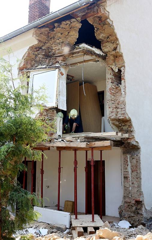 Část domu popraskala a zhroutila se během stavebních prací ve Svádově.