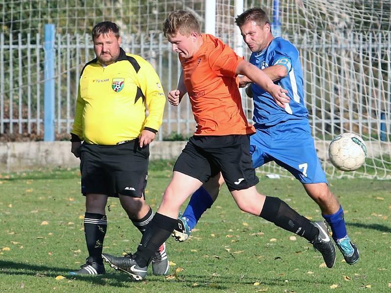 Fotbalisté Velkého Března B (v modrém) doma porazili Povrly 4:1.