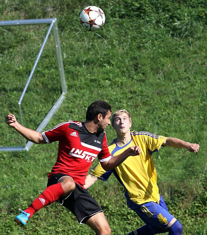 Fotbalisté Brné (červení) doma porazili Lovosice B 3:1.