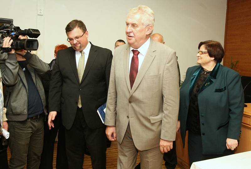 Prezident Miloš Zeman s ministryní Marií Benešovou zahájili stavbu nového sídla ústeckého soudu. Říjen 2013