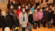 Ústečané se připojili k akci Česko zpívá koledy. Kostel Nanebevzetí Panny Marie zaplnili do posledního místa.
