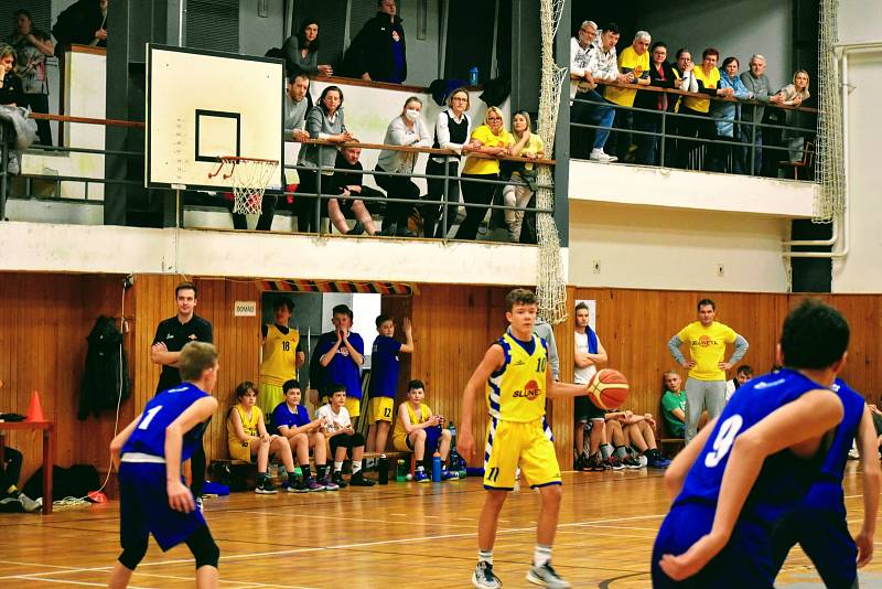 Basketbalové derby mezi Slunetou Ústí nad Labem a Děčínem v extralize žáků U14 skončilo vítězstvím domácích 76:60.