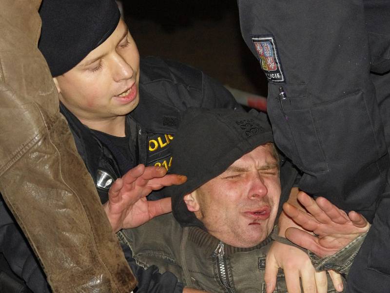 Na mostní oblouk Benešova mostu vyšplhal údajný sebevrah, zpacifikovat se ho policii podařilo až po padesáti minutách.