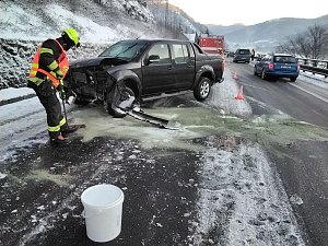 Ledovka na silnicích dál trápí řidiče v celém kraji.