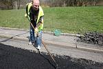 V reflexní vestě jsem měl možnost opravit několik výtluků na frekventované silnici v Ústí nad Labem s partou dělníků Viamontu. S kompresorovým kladivem je práce obtížná, ohlušující a namáhavá. Stejně jako s vibrační deskou.