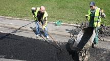 V reflexní vestě jsem měl možnost opravit několik výtluků na frekventované silnici v Ústí nad Labem s partou dělníků Viamontu. S kompresorovým kladivem je práce obtížná, ohlušující a namáhavá. Stejně jako s vibrační deskou.