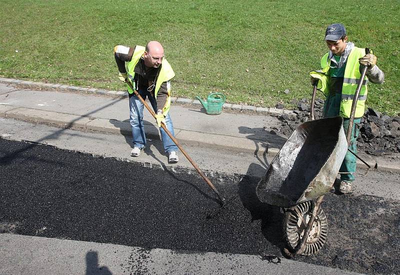 V reflexní vestě jsem měl možnost opravit několik výtluků na frekventované silnici v Ústí nad Labem s partou dělníků Viamontu. S kompresorovým kladivem je práce obtížná, ohlušující a namáhavá. Stejně jako s vibrační deskou.