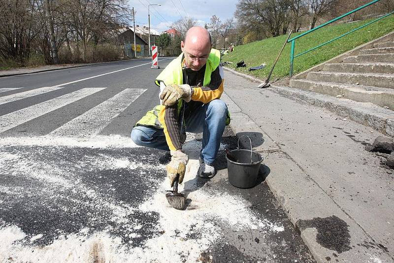 V reflexní vestě jsem měl možnost opravit několik výtluků na frekventované silnici v Ústí nad Labem s partou dělníků Viamontu. S kompresorovým kladivem je práce obtížná, ohlušující a namáhavá. Stejně jako s vibrační deskou.