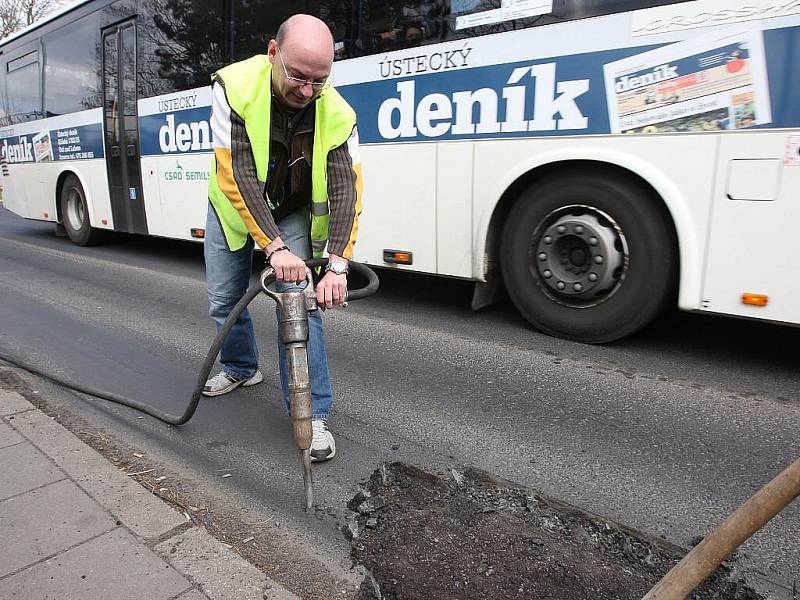 V reflexní vestě jsem měl možnost opravit několik výtluků na frekventované silnici v Ústí nad Labem s partou dělníků Viamontu. S kompresorovým kladivem je práce obtížná, ohlušující a namáhavá. Stejně jako s vibrační deskou.