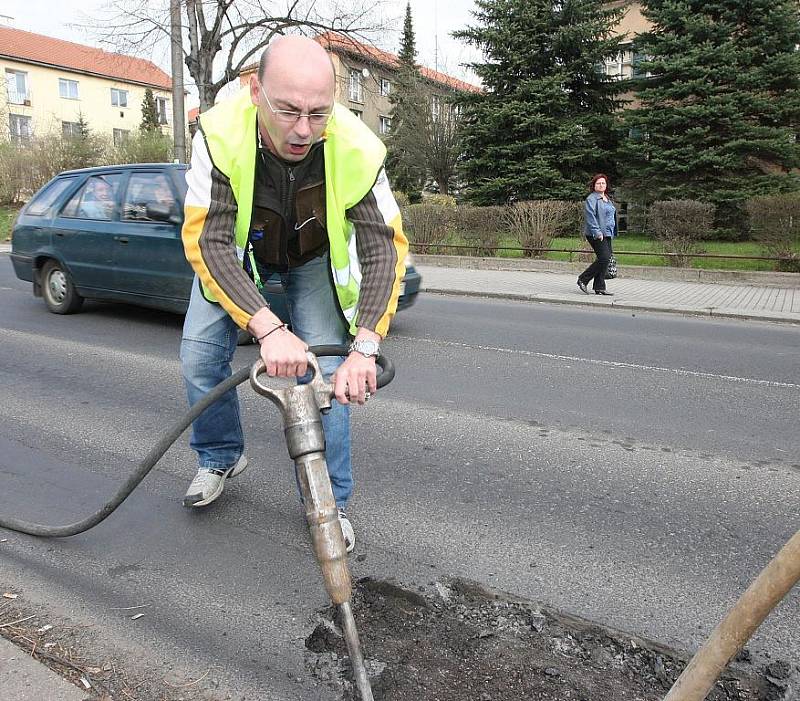 V reflexní vestě jsem měl možnost opravit několik výtluků na frekventované silnici v Ústí nad Labem s partou dělníků Viamontu. S kompresorovým kladivem je práce obtížná, ohlušující a namáhavá. Stejně jako s vibrační deskou.