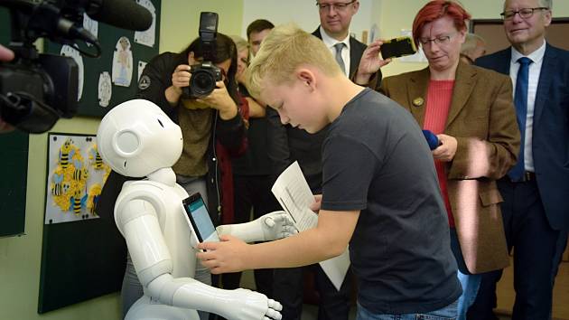 Čtvrťákům na ústecké základní škole pomáhá s výukou humanoidní robot.