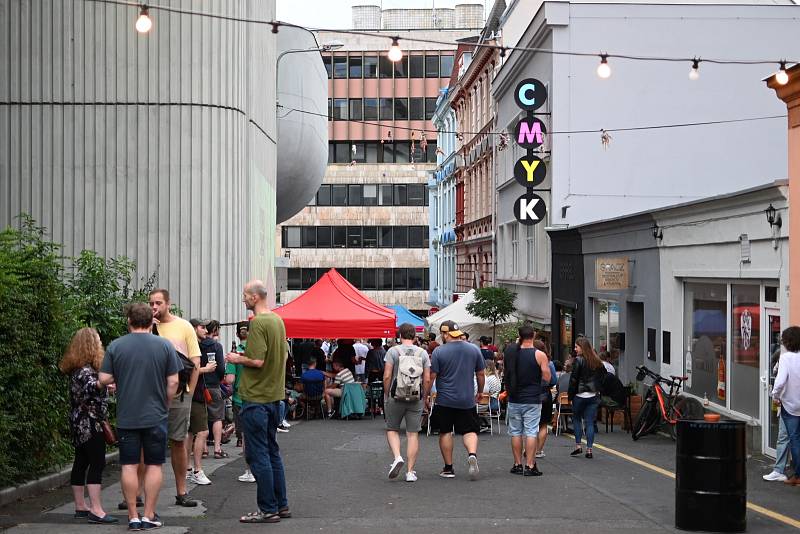 Café Max na ulici/12 let pod vanou v Ústí nad Labem