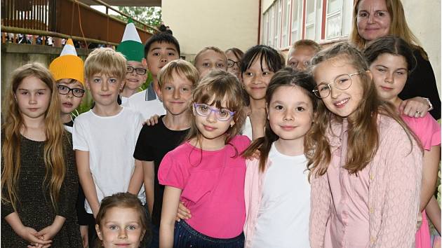Ve škole Pod Vodojemem měly děti Letní slavnost jako ve filmu.