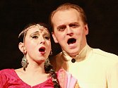 Pěvkyně Anna Klamo v náročné, ale krásné roli kněžky Lakmé a Jaroslav Kovacs (britský důstojník), tedy pár z úspěšné a ceněné inscenace opery Severočeského divadla opery a baletu.