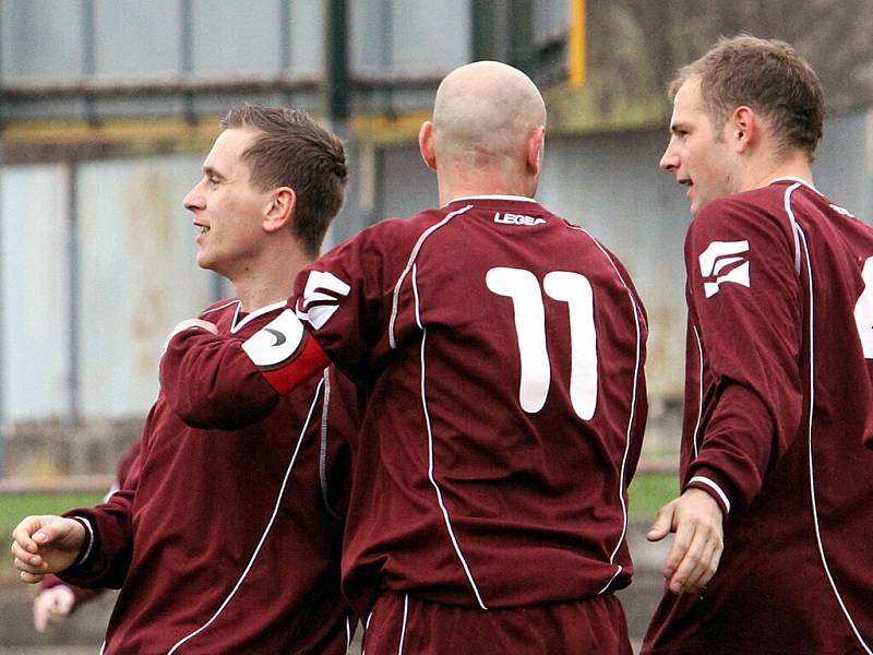 Fotbalisté Trmic (vínové dresy) doma porazili Benešov 2:0.