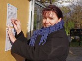 Vedoucí správy hřbitovů ústeckých Městských služeb Martina Kůtková vyvěšuje na úřední desku informace pro pozůstalé.