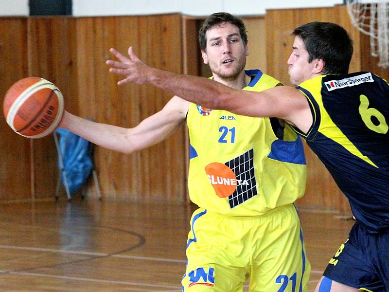 Basketbalisté Slunety USK (vlevo Beneš) doma prohráli s Kladnem i Žižkovem.