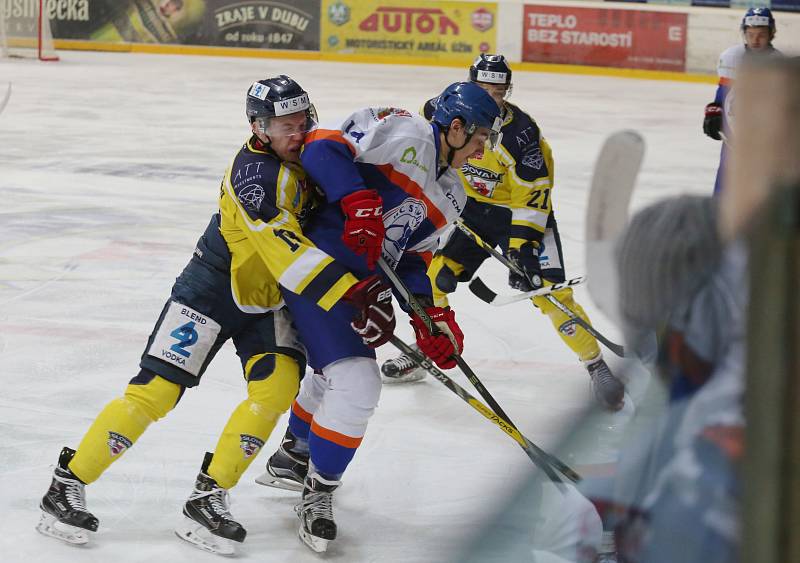 Hokejisté Slovanu (žlutí) doma prohráli s Litoměřicemi vysoko 0:5.