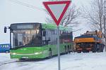 Uvázlý autobus v Roudníkách musela vyprostit silná Tatra.