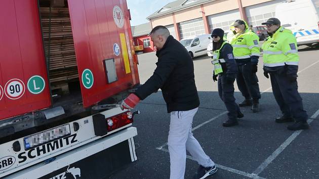 Cizinecká policie kontrolovala na dálnici D8 kamiony a autobusy speciálním naslouchacím přístrojem. Využili i pomoc Celní správy a vozidlo zkontrolovali speciálním mobilním rentgenem.