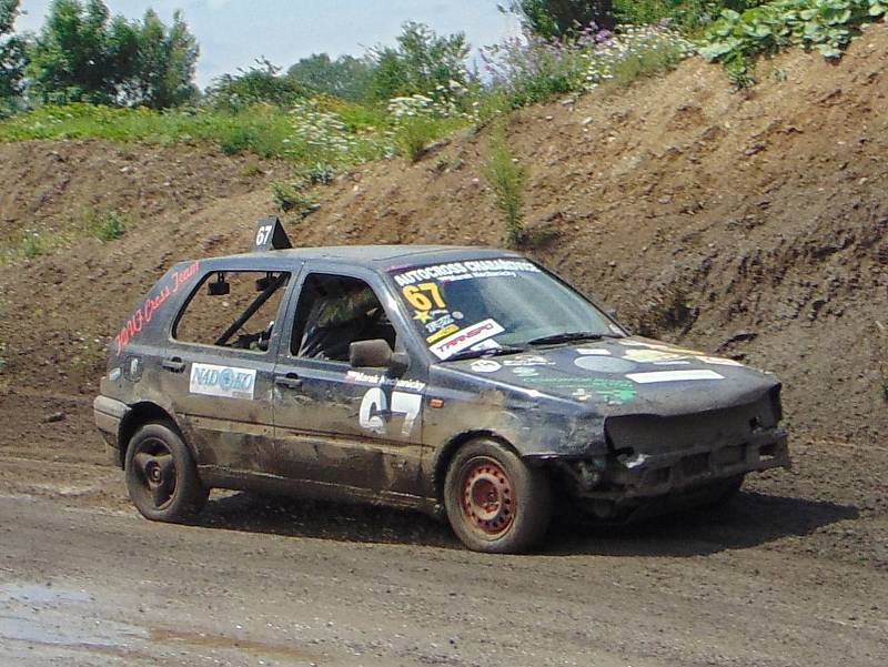 Čtvrým dílem pokračoval v sobotu sedmidílný autocrossový seriál Autopoint Cup na dráze v Chabařovicích.