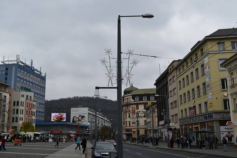 Ústí nad Labem se připravuje na Vánoce. Na Mírovém náměstí už je osazený strom a na Lidickém nachystané stánky.