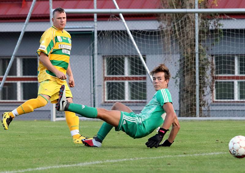 II. třída Ústí n/L 5- kolo. Rezerva Neštěmic (bíločervení) porazila SKP Sever (žlutozelení) 8:3.