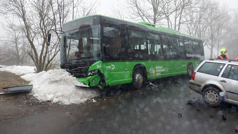 Srážka osobního auta a autobusu v obci Bříza