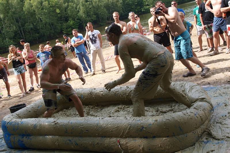 Varvažovský zatopený důl přivítal 25 pětičlenných týmů, přísná porota měla těžkou práci.