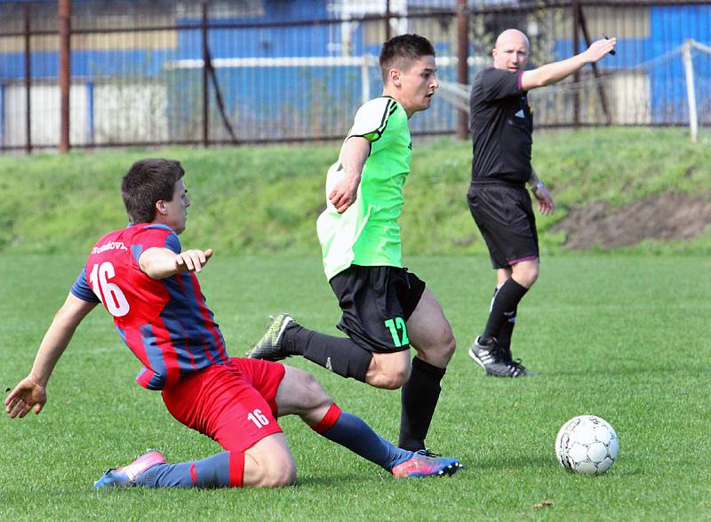 Fotbalisté Svádova (v zelenočerném) doma podlehli 1:2 Chabařovicím. Foto: Deník/Rudolf Hoffmann