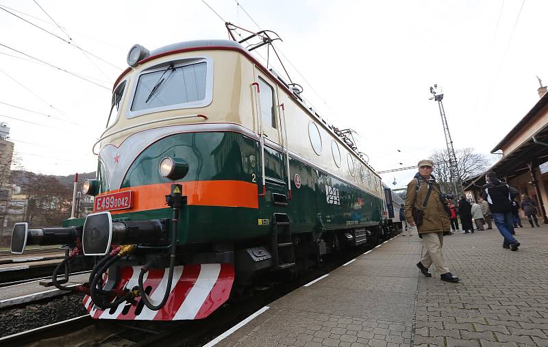 Elektrická lokomotiva "Bobina" dorazila na Střekov u příležitosti výročí šedesát let elektrifikace tratě.