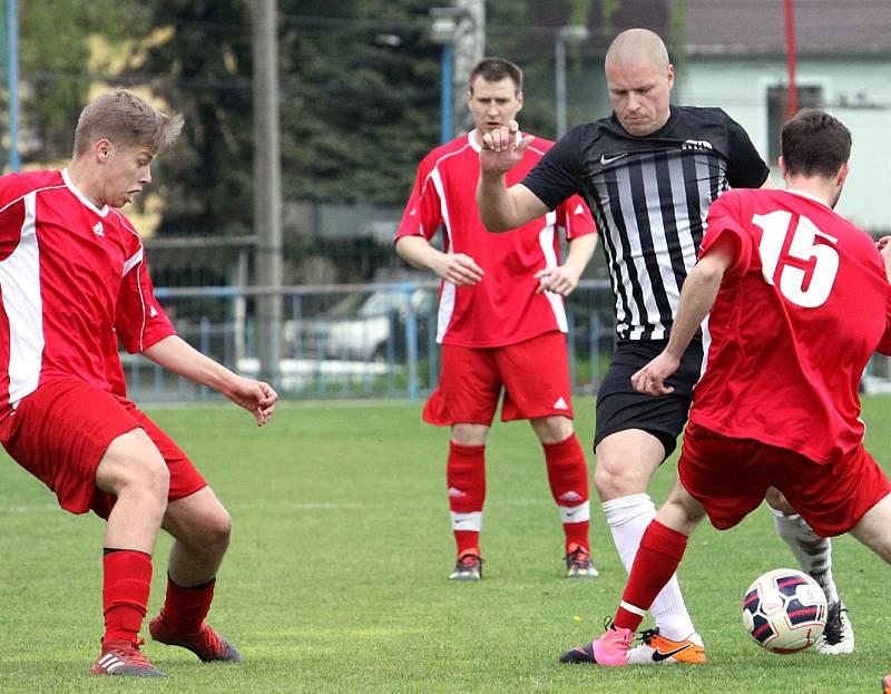 Fotbalisté Mojžíře (pruhovaní) doma přehráli Modrou 2:1.