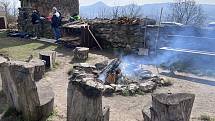 Vůně zabijačky v sobotu přilákala stovky lidí na teplický hrad Doubravka.