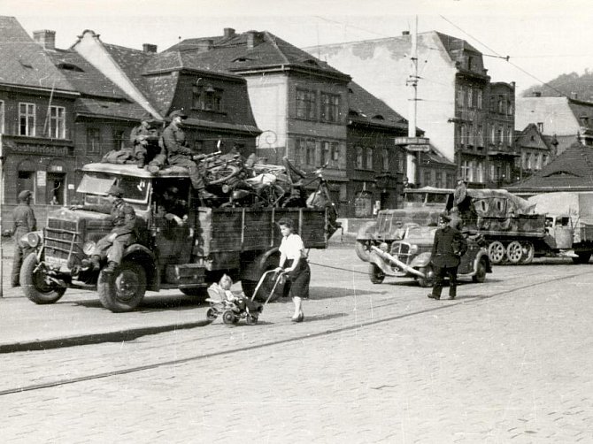 Průjezd vojáků wehrmachtu na náměstí při ústupu před osvoboditelskou Rudou armádou v květnu 1945. A předzvěst listopadu 1945…