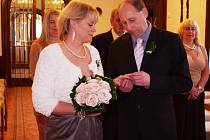 Snoubenci Zdeněk Makovička a Radmila Niklová si přišli říci své „Ano“ a stvrdit svůj sňatek podpisem v sobotu 24. 11. 2012 ve 12.30 hodin do ústecké obřadní síně ve vile Ignaze Petschka.