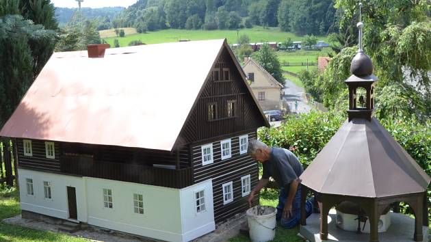 Zubrnický kronikář František Kirschner postavil modely historických roubenek 