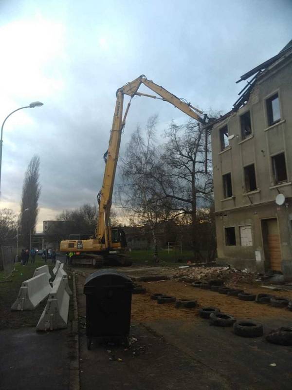 Demolice vyhořelé ruiny v Předlicích.