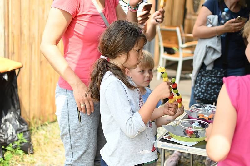 Krásné počasí, zdravá svačinka a dětský smích linul na Střekovském nábřeží, kde hrálo divadlo s Cepíkem.