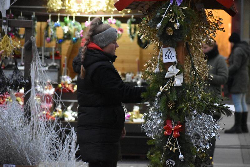 V pátek 26. listopadu začaly Adventní trhy na ústeckém Lidickém a Kostelním náměstí. Kvůli vládním nařízením ale musely už v 18:00 skončit. Trvaly tedy pouhý den.