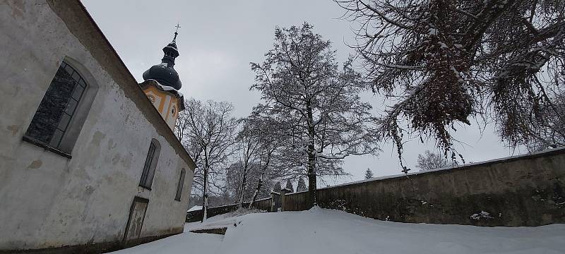 Z procházky po obci Petrovice na Ústecku. Kostel.