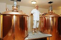 Jaroslav Rottenborn představil vybavení nového pivovaru v centru Ústí, kde bude zanedlouho kralovat. Vlastník Martin Prachař slibuje otevření už v říjnu.