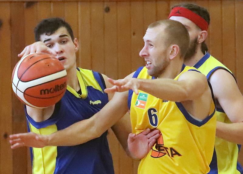 Basketbalisté Slunety USK Ústí n. L. (ve žlutém) porazili ve 12. kole 2. ligy basketbalistů konkurenční Litoměřice B 82:55.