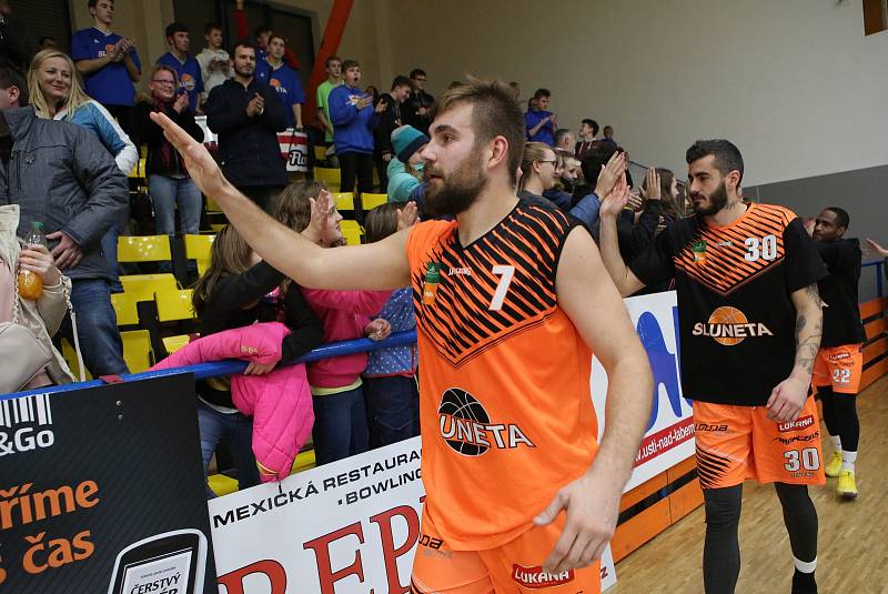 Basketbalové derby mezi Ústím nad Labem a Děčínem.