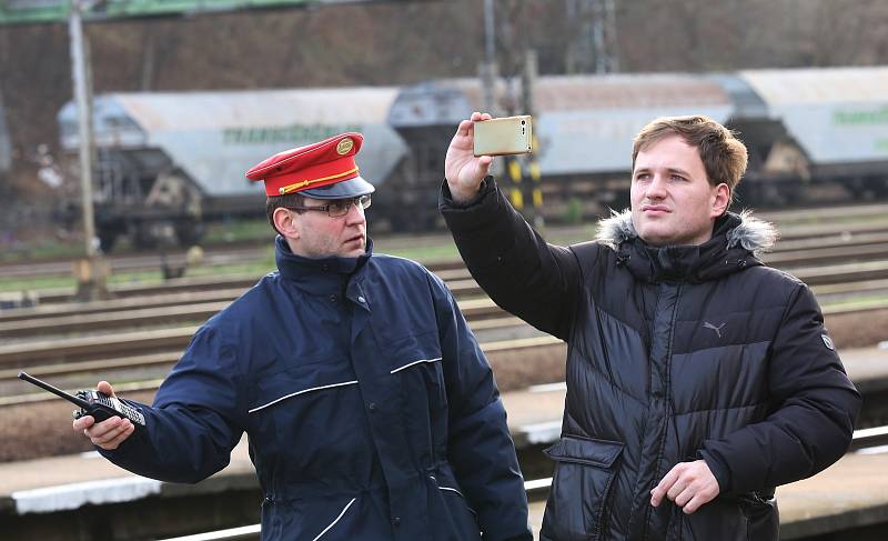 Elektrická lokomotiva "Bobina" dorazila na Střekov u příležitosti výročí šedesát let elektrifikace tratě.