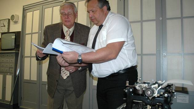  Hanuš Adamec sepsal historii ústecké Obchodní akademie, kterou navštěvoval. Spolu s ní řediteli Romanu Jirešovi věnoval i historický psací stroj.