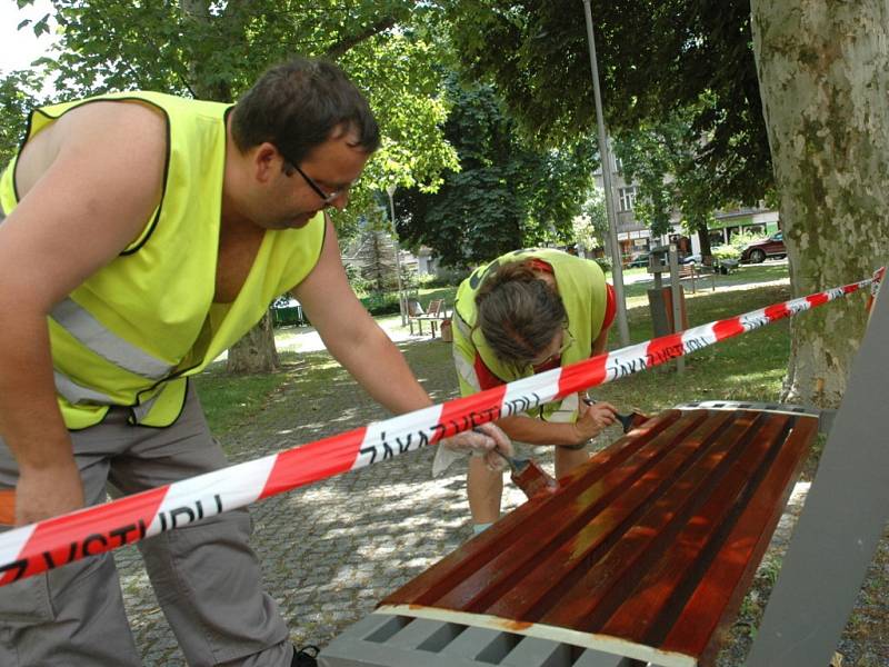 Natírání šlo veřejně prospěšným pracovníkům od ruky.