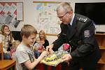 Předvánoční dárky od strážců zákona předal maminkám s dětmi také šéf ústeckých policistů Vladimír Danyluk. 