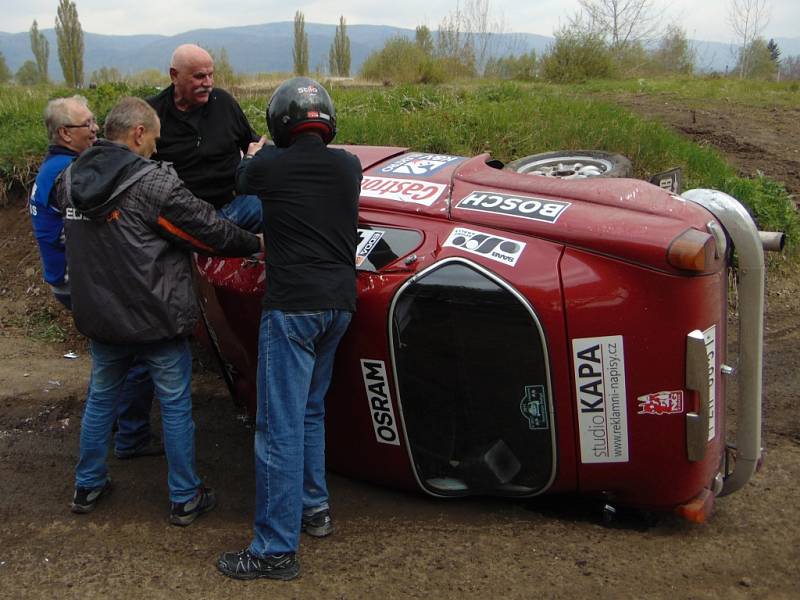 Při veteránské Rallye Praha Revival převrátil Pavel Paulík svého SAABa.