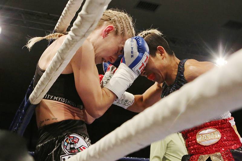 Fabiana Bytyqi (modré rukavice) vs. Maria Soledad Vargas v souboji o titul mistryně světa WBC v atomové váze