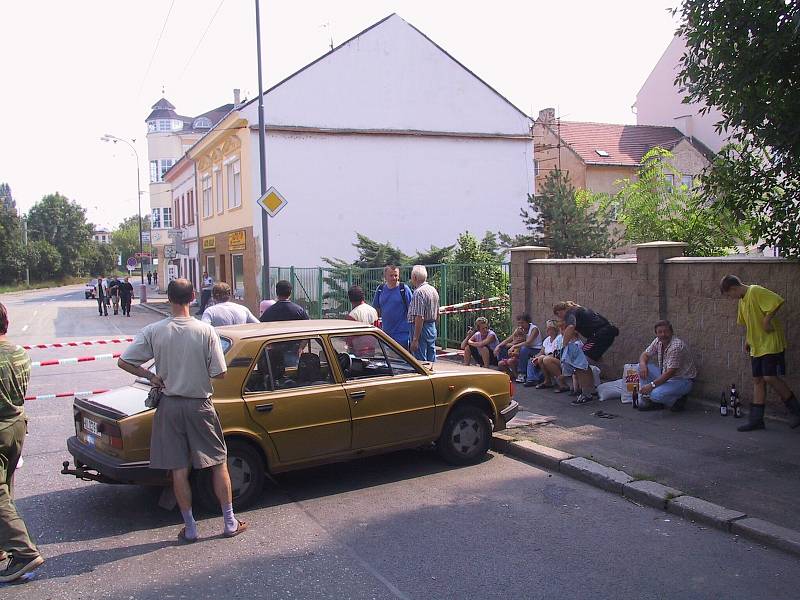 V neděli 18. srpna 2002 začalo Labe postupně ustupovat, snímky jsou z Krásného Března.